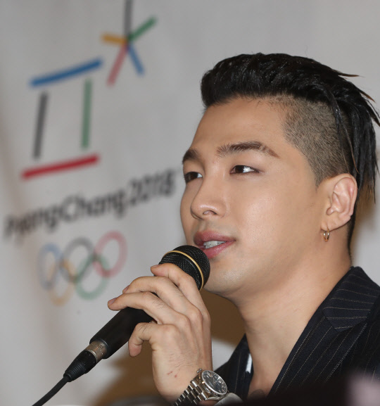 태양 '피겨스케이팅, 컬링 좋아해요'  인기그룹 빅뱅의 멤버 태양이 21일 오후 서울 중구 프레스센터에서 열린 2018 평창 동계올림픽 및 동계패럴림픽 홍보대사 위촉식에서 소감을 말하고 있다.